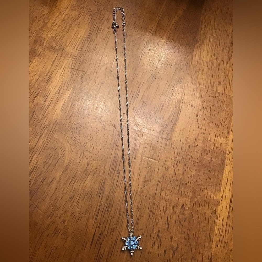 3/$15💐SNOWFLAKE Necklace